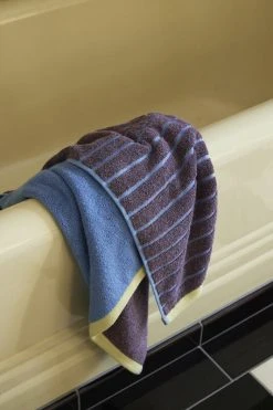 Hübsch Promenade Kylpypyyhe 70x140 Cm Violetti/sininen 6 Hübsch Promenade Kylpypyyhe 70x140 Cm Violetti/sininen -Emibig Store hubsch promenade kylpypyyhe violettisininen