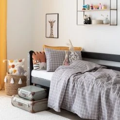 Bloomingville Muzamel Pehmolelu Oranssi 13 Bloomingville Muzamel Pehmolelu Oranssi -Emibig Store ruutu lasten pussilakanasetti 120x160cm harmaa web 2 2